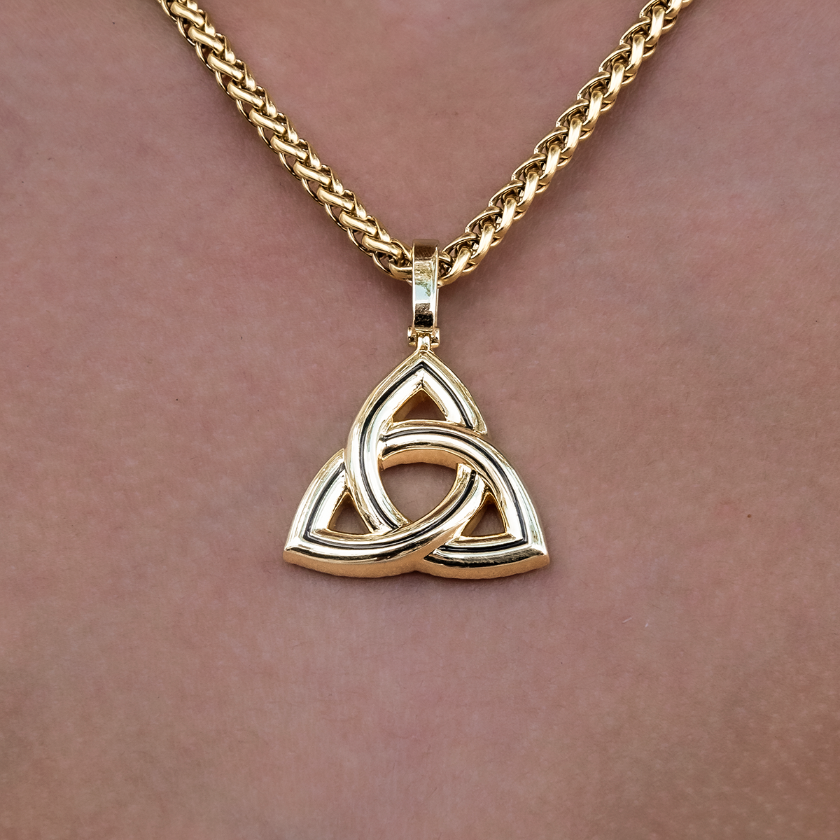 Trinity Knot Pendant in Yellow Gold