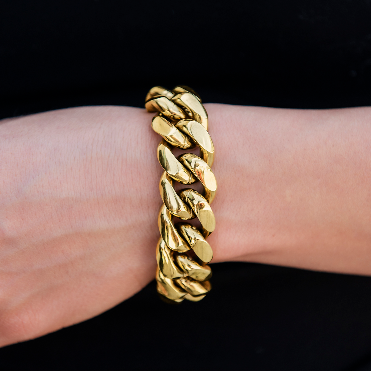 Signature Cuban Link Bracelet in Yellow Gold- 19mm
