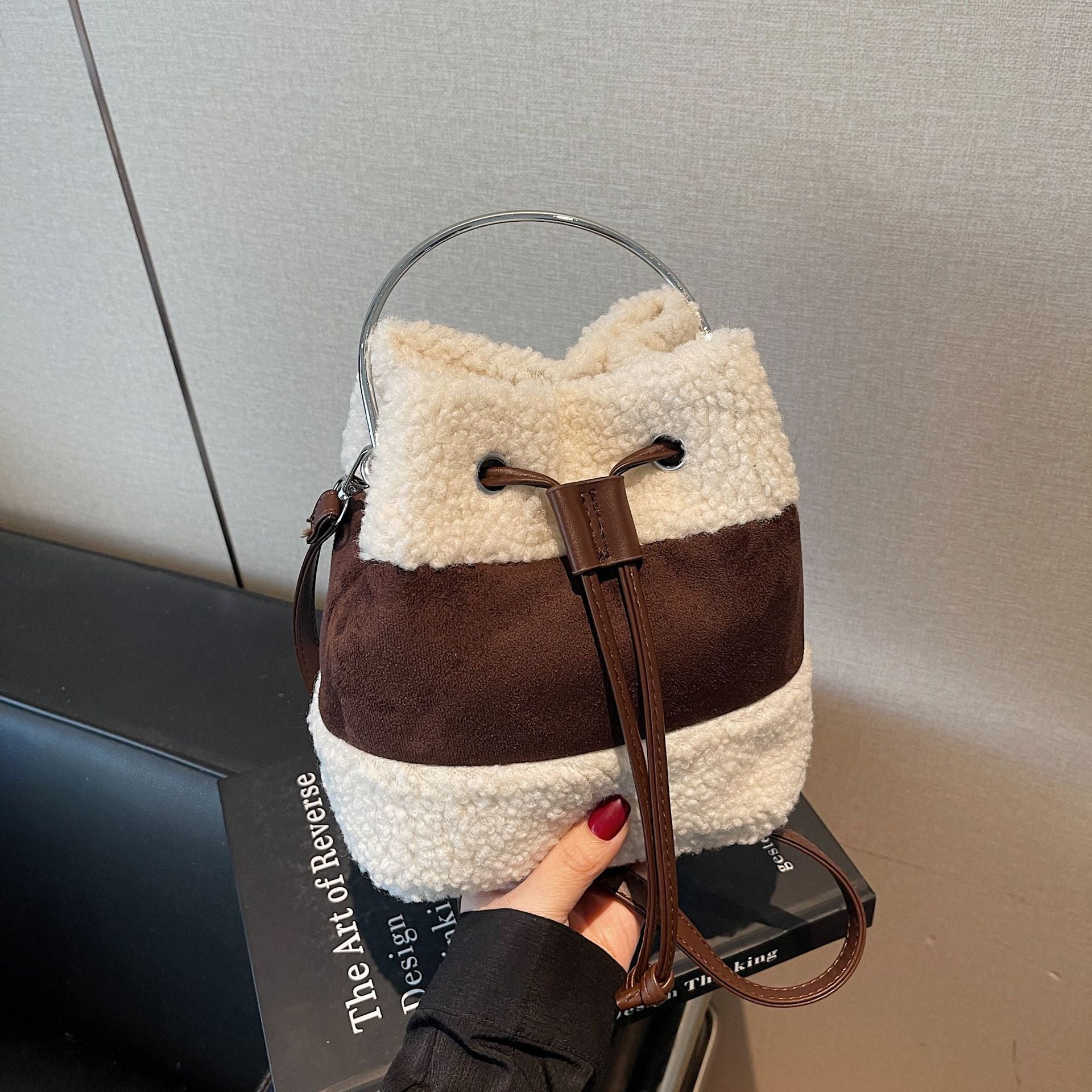Versatile Plush Bucket Bag with Pumping Belt Handbag