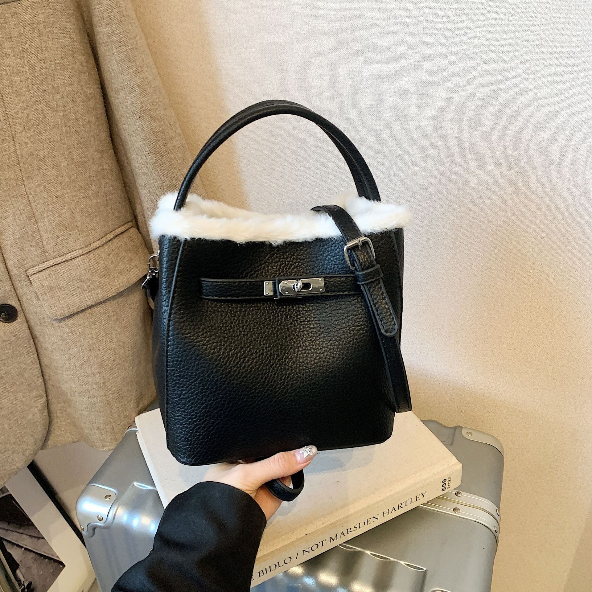 Retro Trend Bucket Handbag Fashion Plush Splicing Lock Messenger Bag