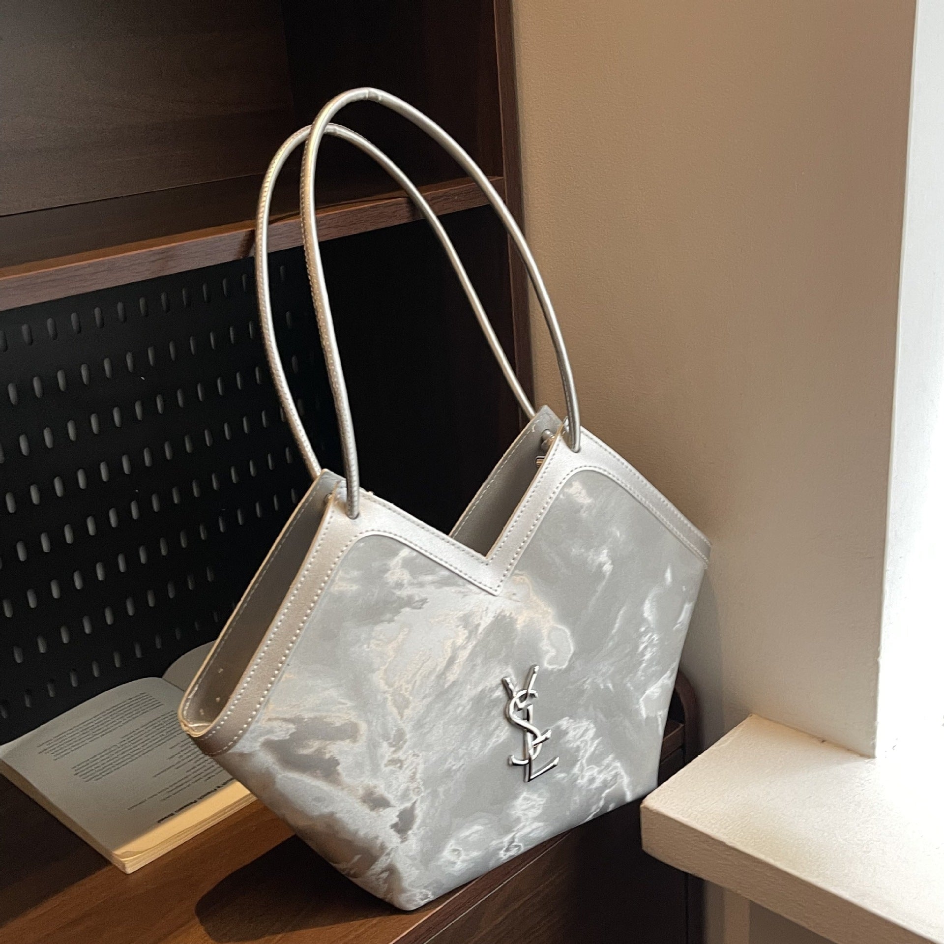 Light Luxury Poplar Forest Tote Bag Large Capacity V-Shaped Commuter Bags Fashion Tide Handbag Shoulder Bag