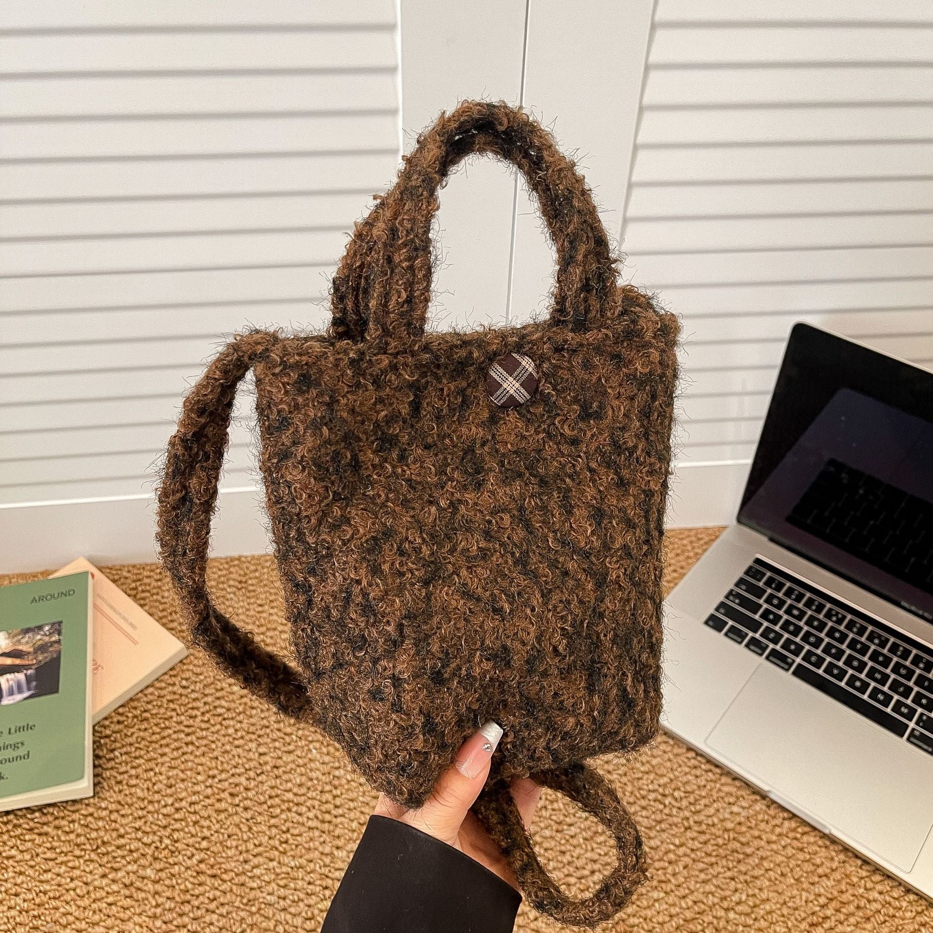 Snowflake Plush Bucket Bag Fashionable Shoulder Bag Sweet Commuting Messenger Bag