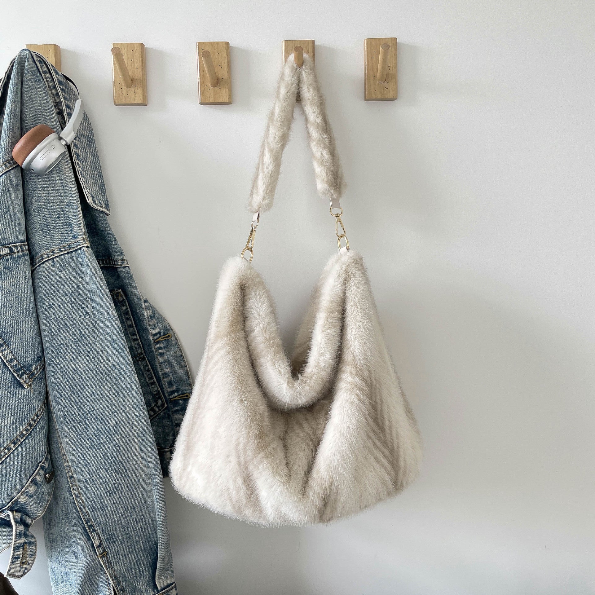 Stylish Large-Capacity Plush Tote Bag for Commute