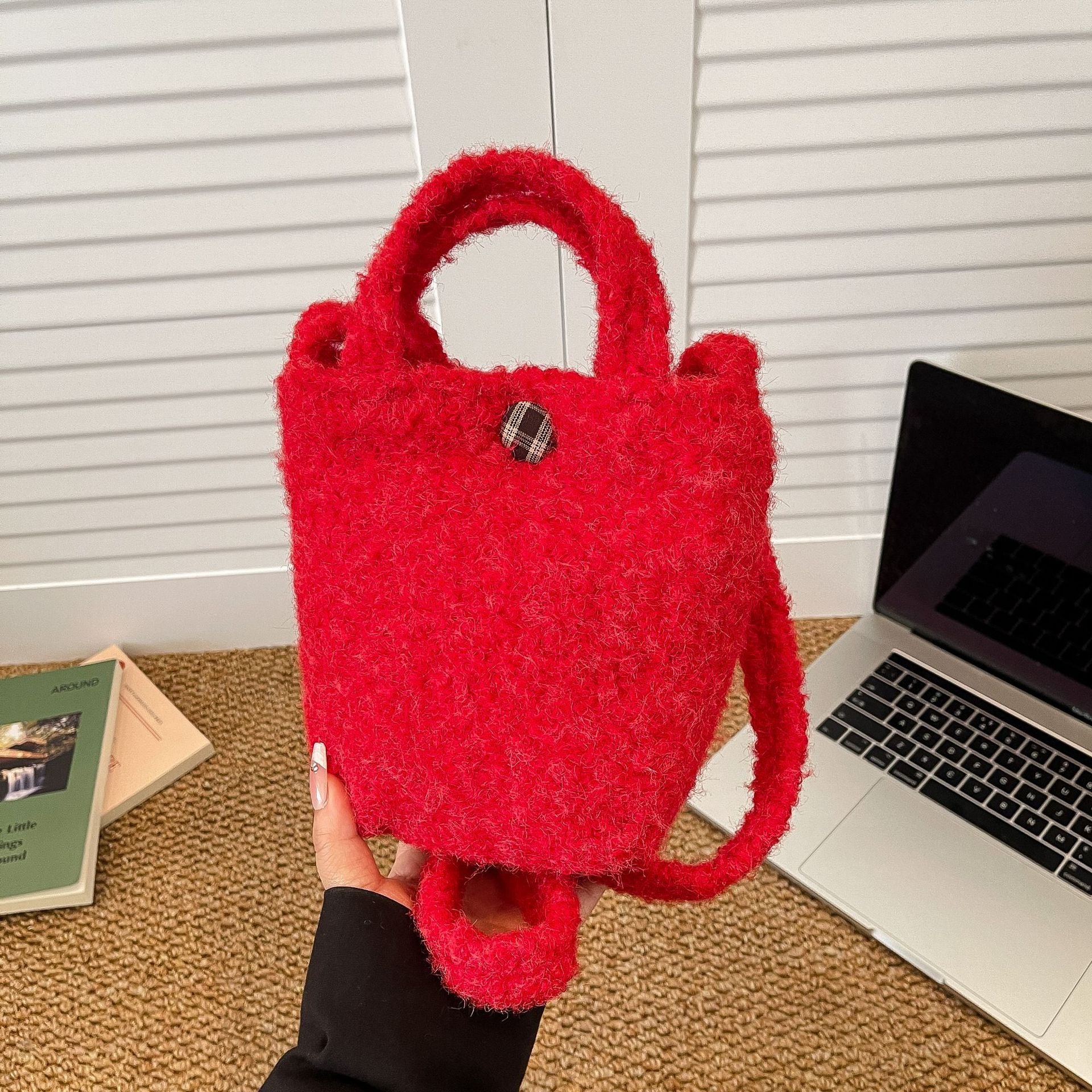 Snowflake Plush Bucket Bag Fashionable Shoulder Bag Sweet Commuting Messenger Bag