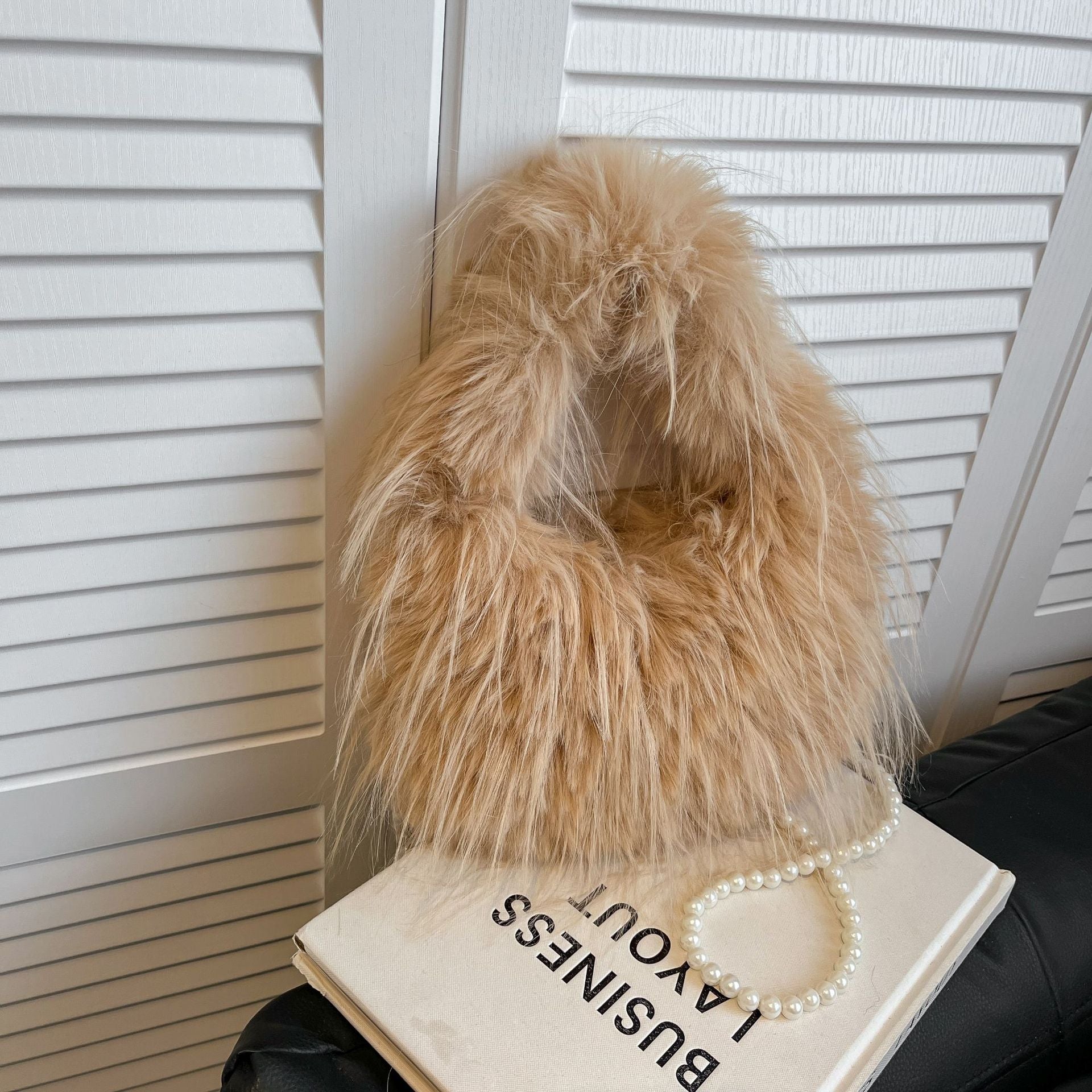 Sweet Fresh Pearl Chain Plush Messenger Bag