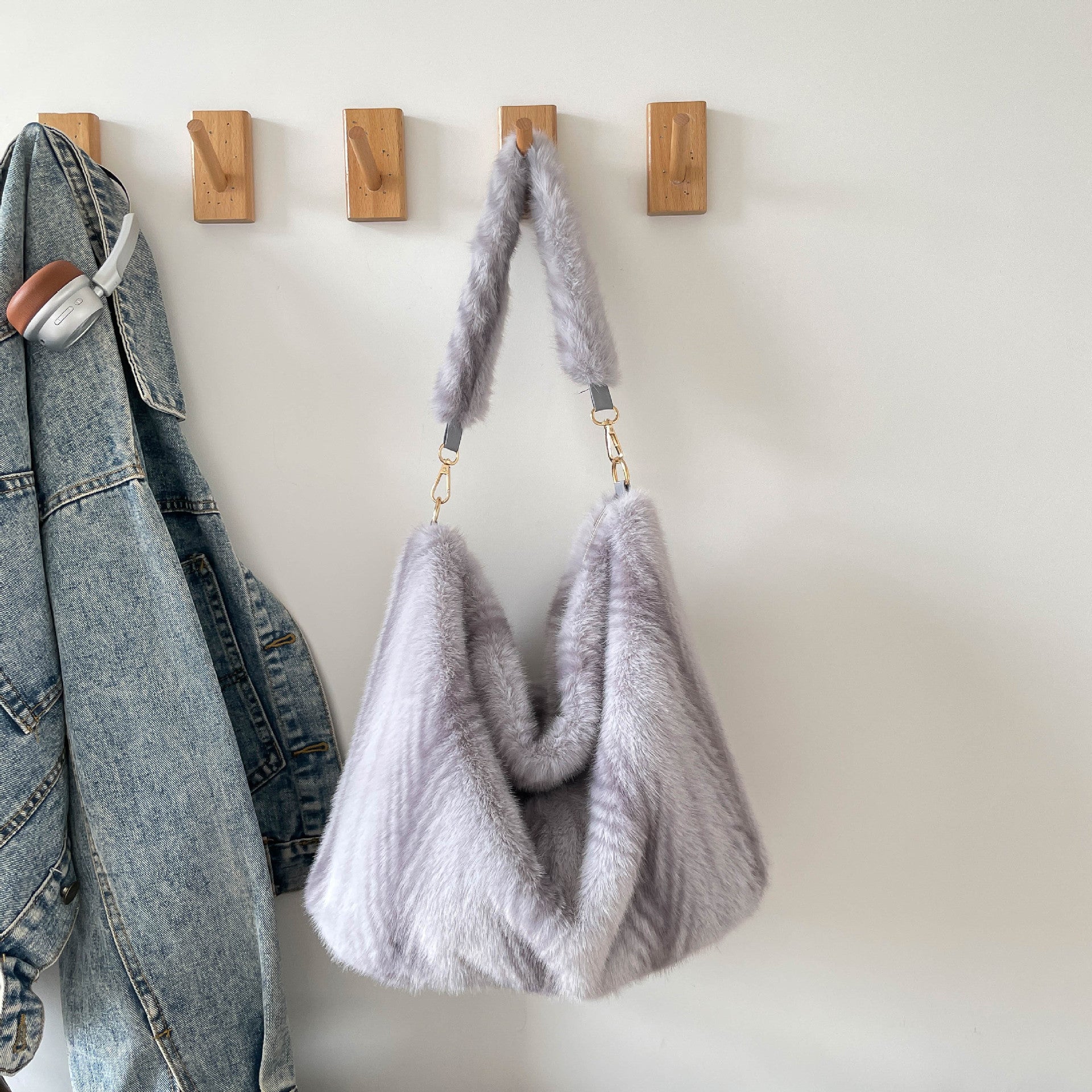 Stylish Large-Capacity Plush Tote Bag for Commute