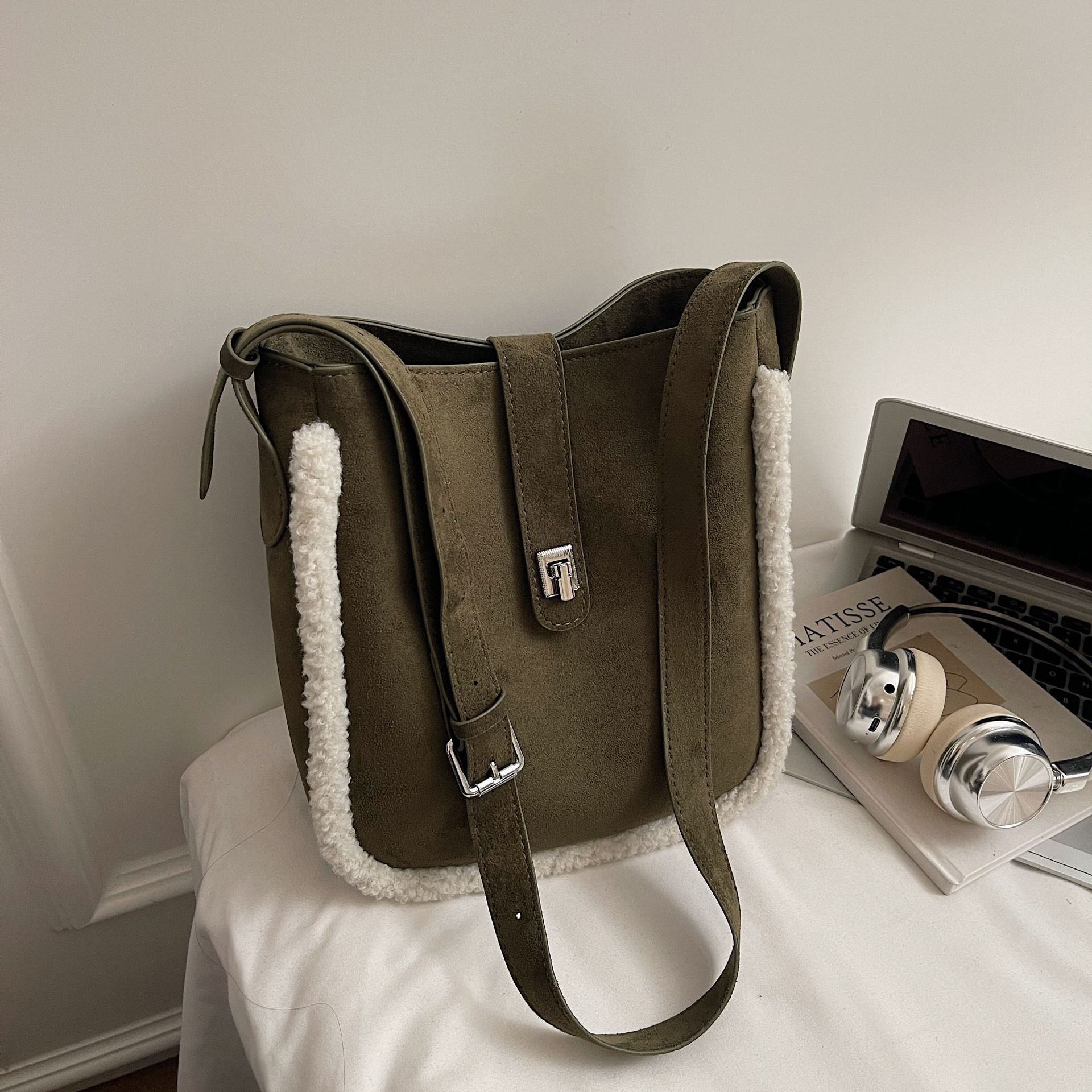 Maillard Retro Bucket Bag Large Capacity Plush Shoulder Bag