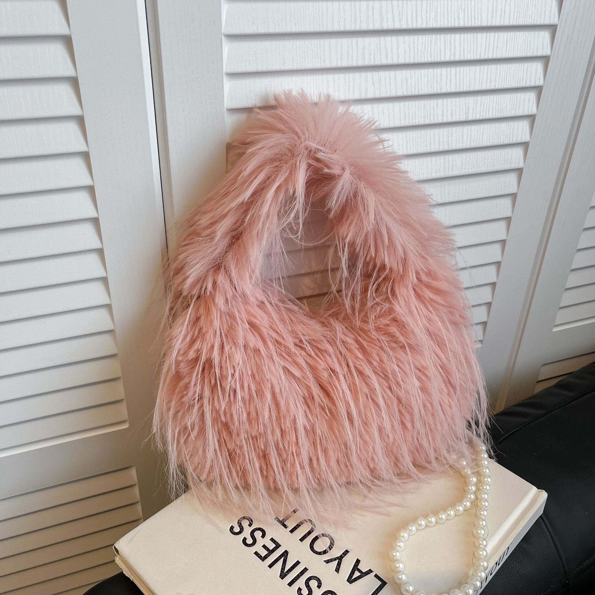 Sweet Fresh Pearl Chain Plush Messenger Bag