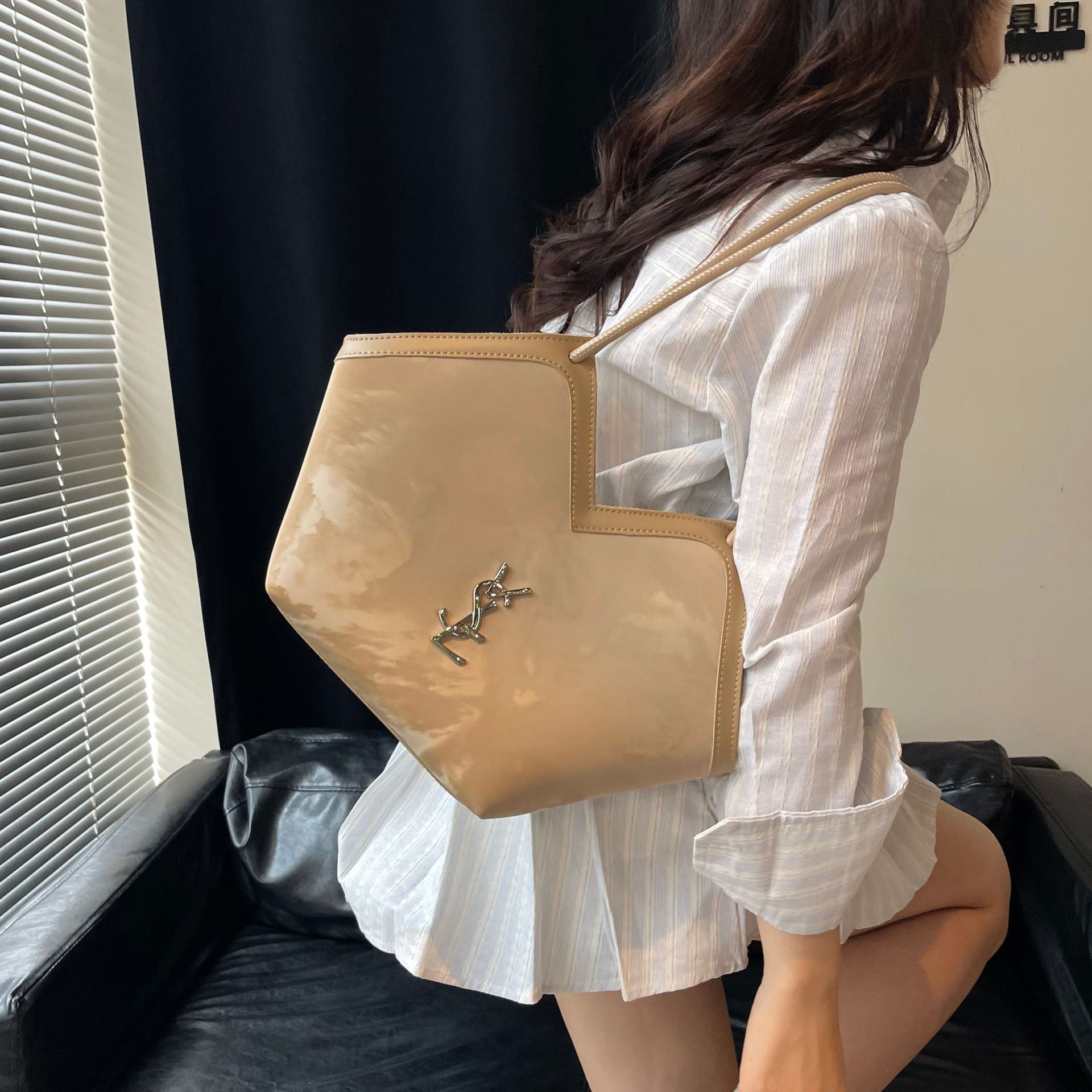 Light Luxury Poplar Forest Tote Bag Large Capacity V-Shaped Commuter Bags Fashion Tide Handbag Shoulder Bag