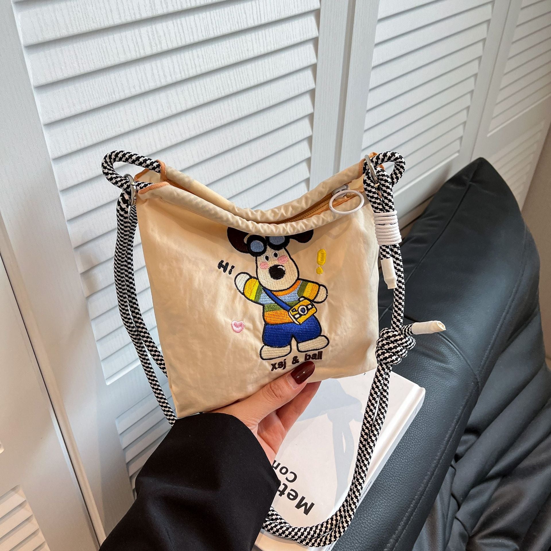 Nylon Drawstring Shoulder Bag for Commuting and Shopping