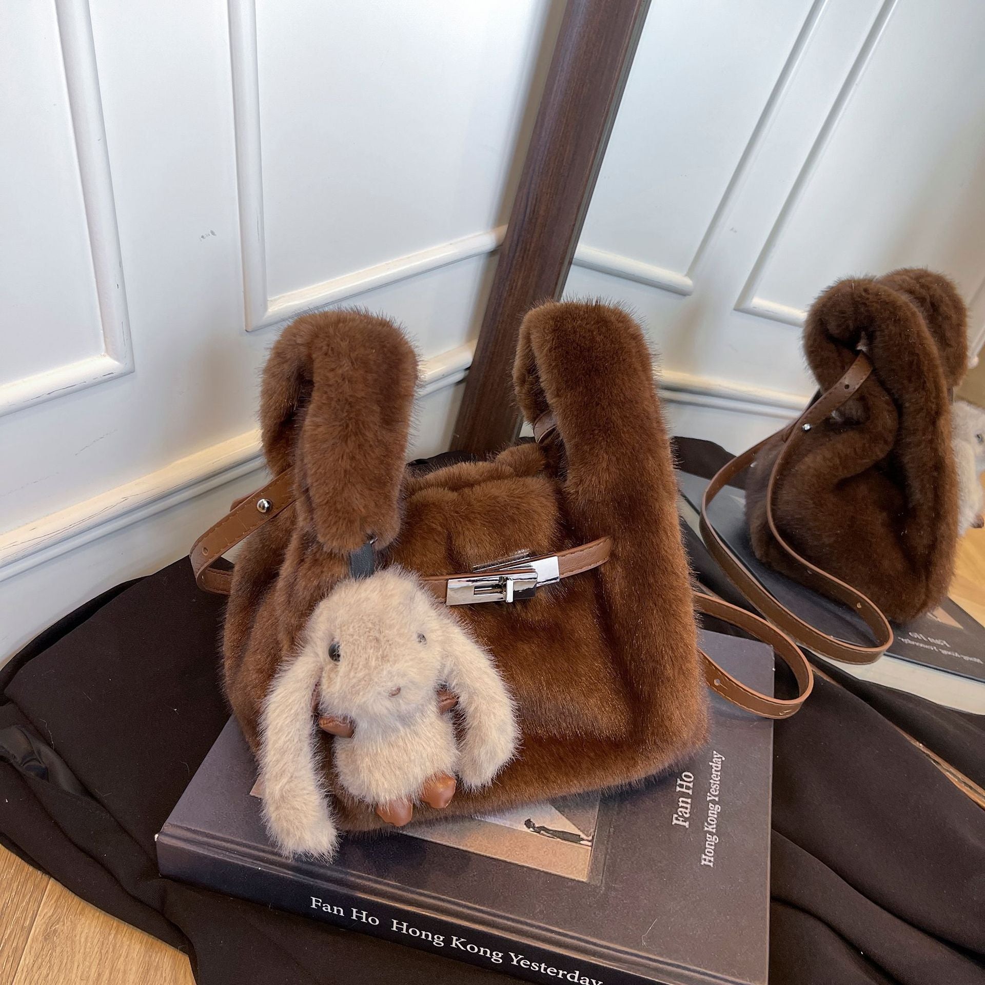 Light Luxury Plush Lock Shoulder Bag Trendy Commuter Messenger
