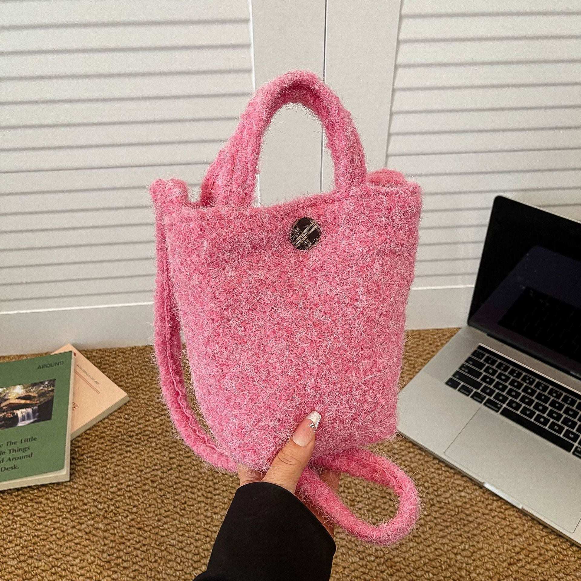 Snowflake Plush Bucket Bag Fashionable Shoulder Bag Sweet Commuting Messenger Bag