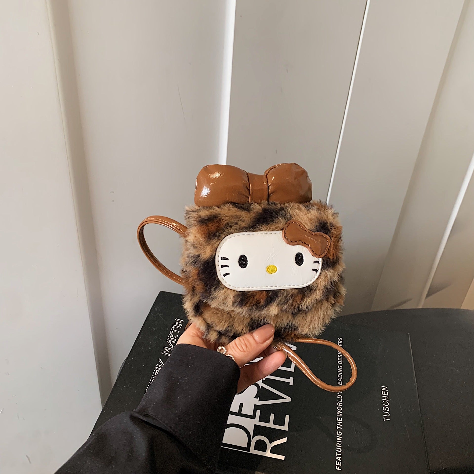 Cartoon Retro Leopard Hello Kitty Bucket Bag Plush Shoulder Bag