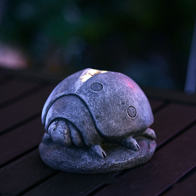 Statua da giardino a forma di scarabeo alimentata ad energia solare 