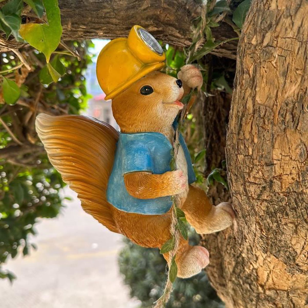 Figurina di scoiattolo rampicante illuminata a energia solare per la decorazione del giardino esterno