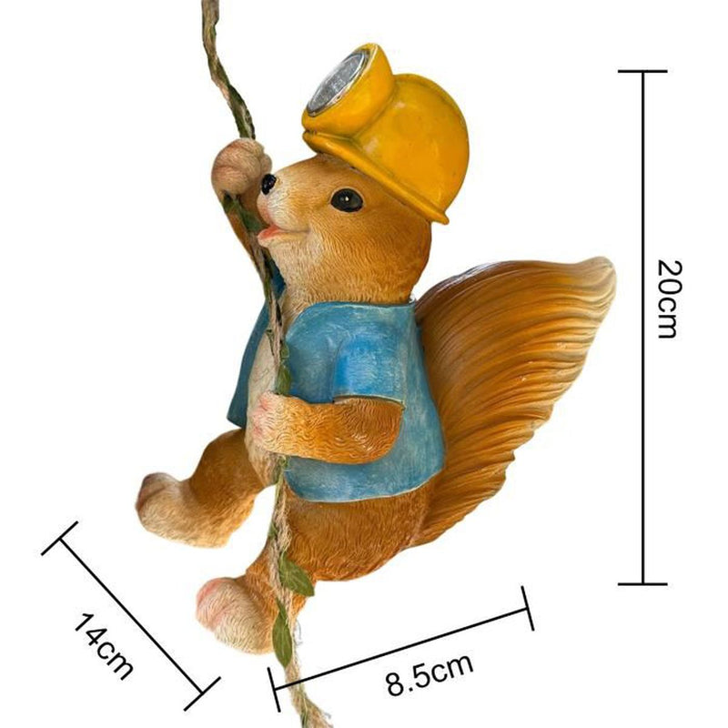 Figurina di scoiattolo rampicante illuminata a energia solare per la decorazione del giardino esterno