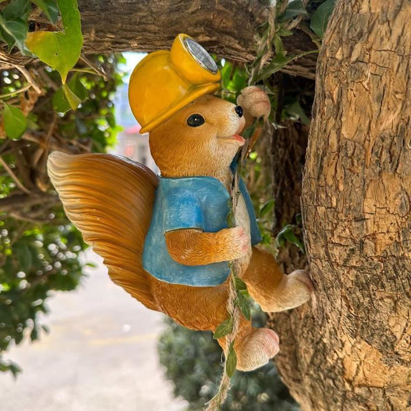 Figurina di scoiattolo rampicante illuminata a energia solare per la decorazione del giardino esterno